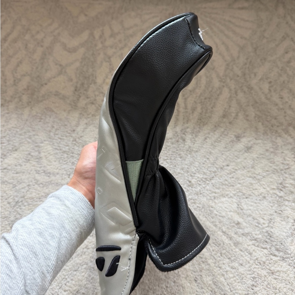 TaylorMade QI 35 Driver Headcover - Picture 2 of 6